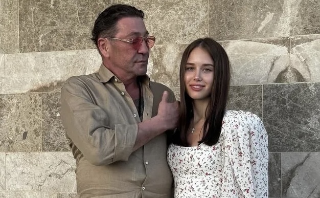 Григорий Лепс пригласил на концерт бывшую жену и невесту: Анна с детьми поближе к сцене,а 19-летняя Аврора - где-то на задворках 