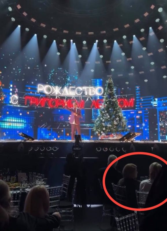 Григорий Лепс пригласил на концерт бывшую жену и невесту: Анна с детьми поближе к сцены, а 19-летняя Аврора - где-то на задворках