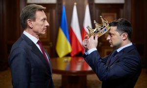 Корона все-таки свалится: между Киевом и Варшавой разразился дипломатический скандал