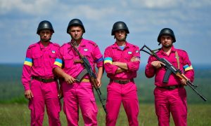 Цвет настроения: боевики ВСУ оделись в гламурный розовый