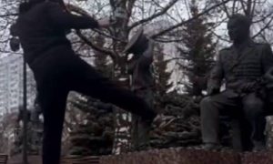 «Вытер ноги о подвиги российских пожарных»: боец ММА Исмаилов устроил спарринг с фигурой ребенка на памятнике ветеранам МЧС в Москве