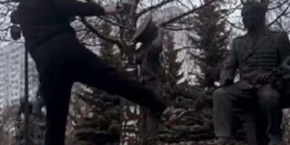 «Вытер ноги о подвиги российских пожарных»: боец ММА Исмаилов устроил спарринг с фигурой ребенка на памятнике ветеранам МЧС в Москве