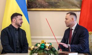 «Читай, неуч украинский»: президент Польши решил заняться образованием Зеленского и подарил ему книги о «Волынской резне»