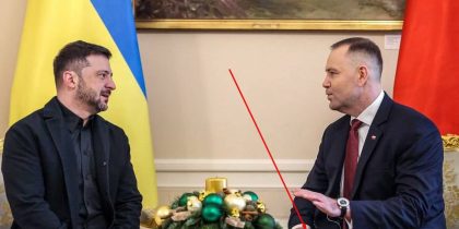 «Читай, неуч украинский»: президент Польши решил заняться образованием Зеленского и подарил ему книги о «Волынской резне»