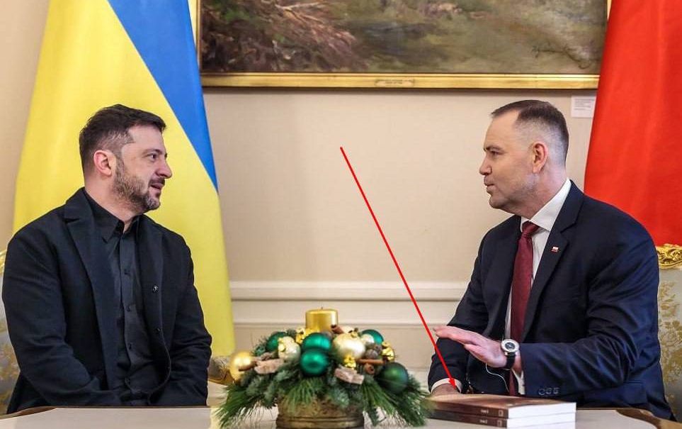 «Читай, неуч украинский»: президент Польши решил заняться образованием Зеленского и подарил ему книги о «Волынской резне» 