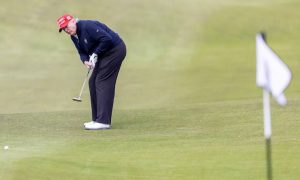 «Будет драка»: Трамп не поехал встречать Зеленского – президент США предпочел игру в гольф