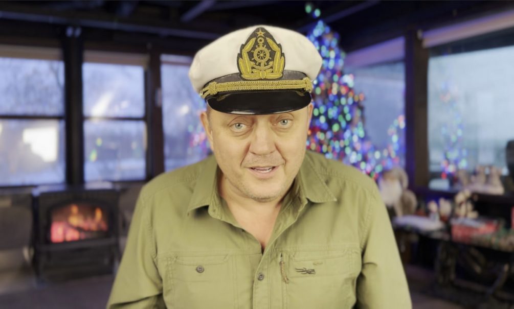 Жить здесь и сейчас и не унывать в Новом году желает россиянам основатель «Блокнот.ру» Олег Пахолков