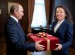 Знак свыше: Симоньян вручила Путину необычный подарок, случайно найденный в магазине индийского винтажа