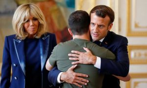 Макрон больше не обязан заниматься сексом с Брижит: во Франции отменили супружеский долг