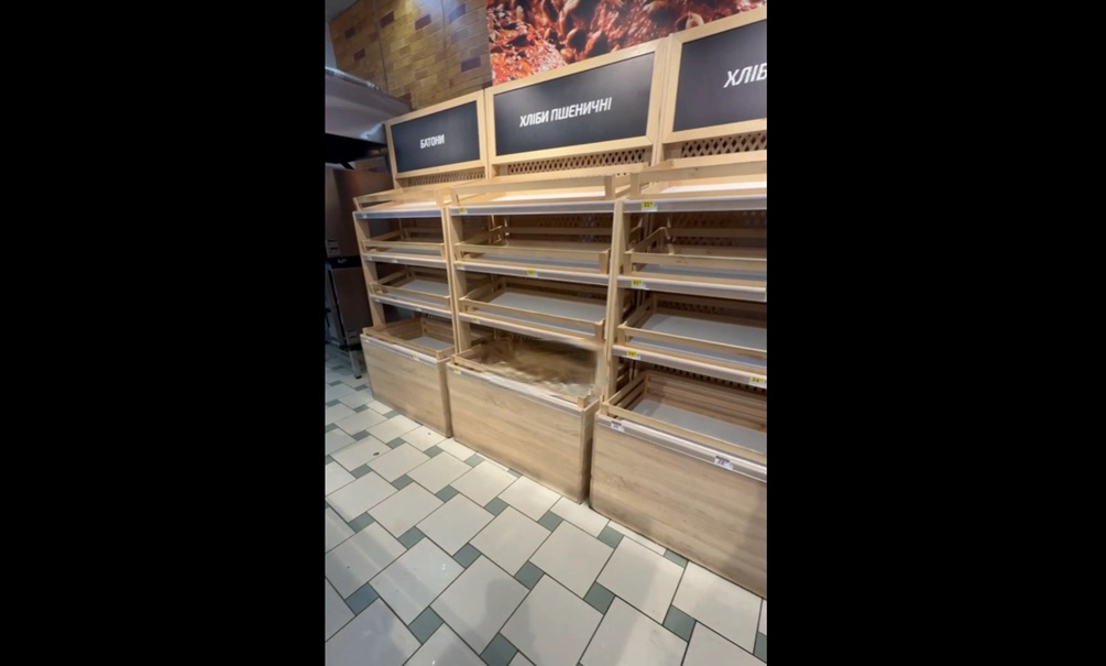 В Киеве пропал хлеб &ndash; рушатся поставки еды, топлива и медикаментов, блэкаут почти тотальный, а в квартирах +9