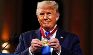 Довольный Дональд Трамп забрал Нобелевскую премию мира у Марии Мачадо