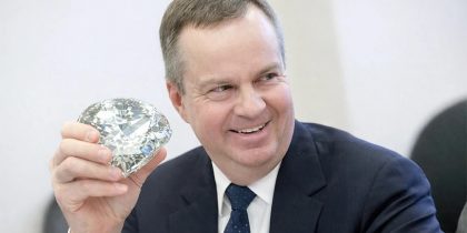 В Минфине призвали россиян покупать кольца с натуральными бриллиантами: совет дал чиновник с тысячами квадратных метров недвижимости