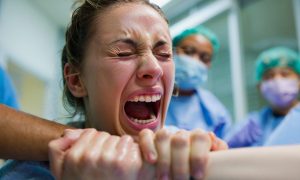 «Рожала стоя, без врача»: вскрылись жуткие подробности работы роддома в Новокузнецке