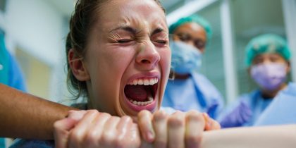 «Рожала стоя, без врача»: вскрылись жуткие подробности работы роддома в Новокузнецке