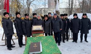 В Москве освятили крест на главный купол строящегося храма Феодора Ушакова