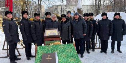 В Москве освятили крест на главный купол строящегося храма Феодора Ушакова