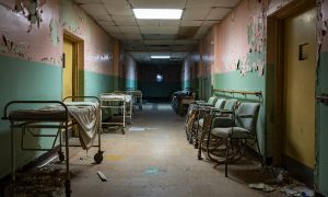 Роддом смерти: оторванные руки и антисанитария — что скрывали за стенами больницы в Новокузнецке