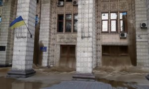 «Знак свыше»: зловонной массой из канализации затопило здание Минэнерго Украины