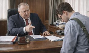 «Надо больше работать»: учителю с зарплатой 14 000 рублей чиновник дал «ценный» совет, как «разбогатеть»