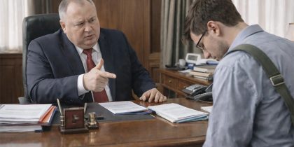 «Надо больше работать»: учителю с зарплатой 14 000 рублей чиновник дал «ценный» совет, как «разбогатеть»