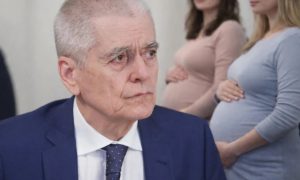 У них карьера вместо детей: Онищенко назвал молодых россиянок старородящими