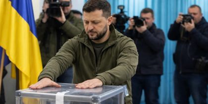 Почему Зеленский увиливает от выборов на Украине и пытается референдумом о мирных переговорах снять с себя ответственность