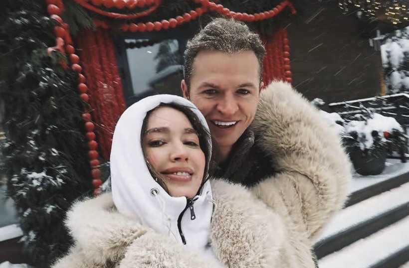 «Первая годовщина свадьбы наедине»: сбежавшая от детей Анастасия Костенко похвасталась роскошным подарком от мужа