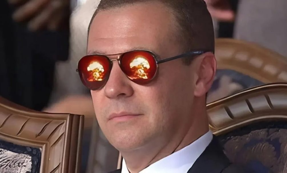 Медведев: Россия могла ударить специальным оружием в ответ на атаку резиденции Путина 