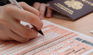 Минпросвещения готовит жесткий запрет на «шпаргалки»: ответы на ЕГЭ и ОГЭ приравняют к «запрещёнке»