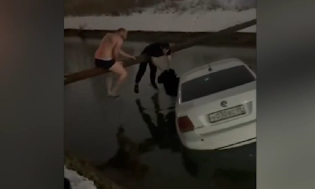 &laquo;Настоящие герои&raquo;: в Махачкале мужчины спасли женщину и ребенка из тонущего автомобиля