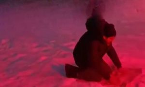 «Открой двери людям, а потом молись»: в Нижневартовске водитель совершал намаз в тридцатиградусный мороз, пока пассажиры ждали у автобуса