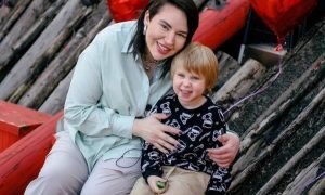 «Эгоистичная и лживая тварь»: Сашу Черно обвинили в том, что она променяла сына на алкоголь и ток-шоу