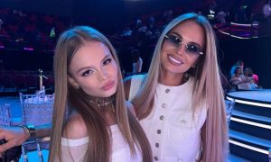 «Хотела присесть»: мама Миланы Стар и бывшая Гогунского сломала позвонки на катке в центре Москвы