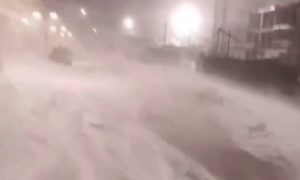 Снегопад парализовал Москву: из-за метели в столице задержали более 200 авиарейсов, город встал в мертвых пробках