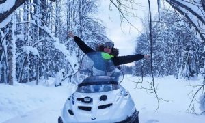 «Удар, и все»: 35-летняя блогерша насмерть разбилась на снегоходе, но ее саму винят в произошедшем