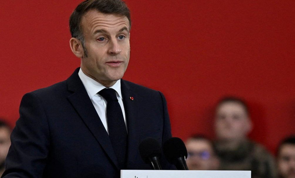 «Нужно внушать страх»: Макрон с подбитым глазом решил создать свой «Орешник» 