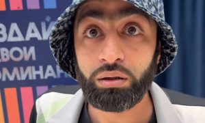 От популярности к выдаче товаров: звезду «Даешь молодежь!» засняли за работой в Wildberries