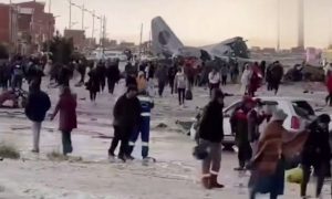 Самолет, набитый деньгами, упал на шоссе в Боливии: люди бросились собирать купюры