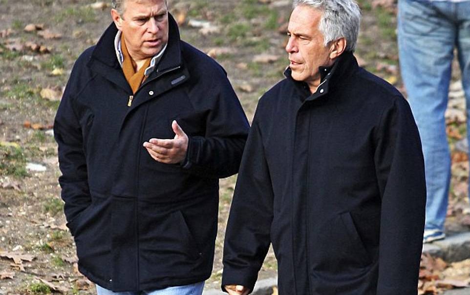 «Все из-за файлов Эпштейна»: экс-принца Эндрю с позором выгнали из королевского поместья 