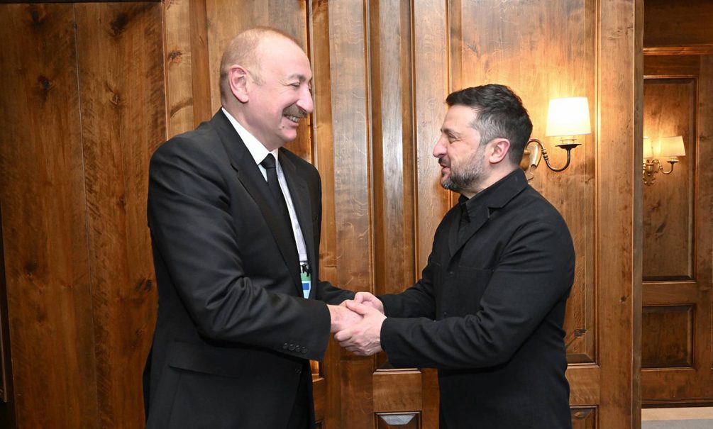 «Обнял и утешил Зеленского»: Алиев передал Украине «гуманитарную помощь» и обвинил Россию в «преднамеренных ударах» по посольству в Киеве 