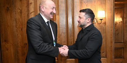 «Обнял и утешил Зеленского»: Алиев передал Украине «гуманитарную помощь» и обвинил Россию в «преднамеренных ударах» по посольству в Киеве