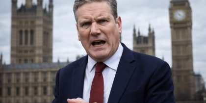 Ручки предательски задрожали: британский премьер Стармер сильно занервничал на допросе по делу Эпштейна