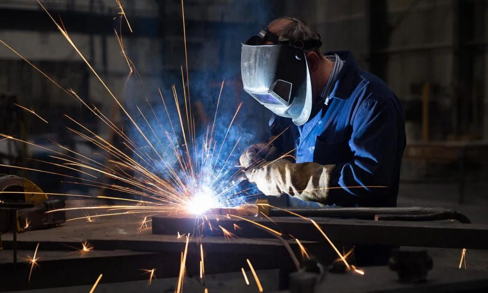 «Сварщик теперь получает больше айтишника»: IT-специалисты в России массово становятся безработными 