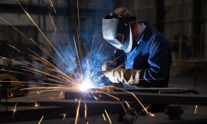 «Сварщик теперь получает больше айтишника»: IT-специалисты в России массово становятся безработными