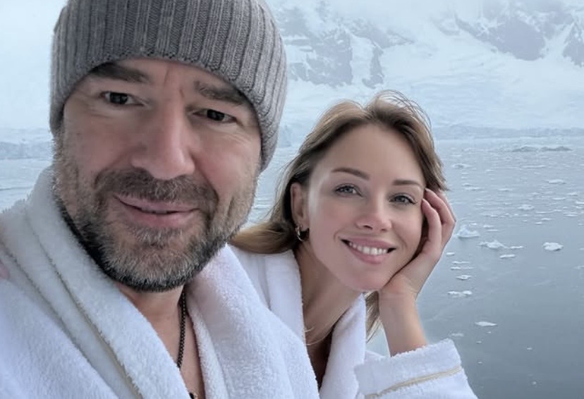 Объятия среди айсбергов и личная палуба: Диброва показала романтические кадры из путешествия в Антарктиду с Товстиком