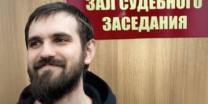 Суд «оценил» шутку про «культяпковозку» и бойцах СВО: стендап-комику Останину* вынесли приговор