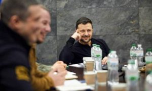 Есть «крайний»: на Западе раскрыли выгоду Зеленского от потерь территорий в боях