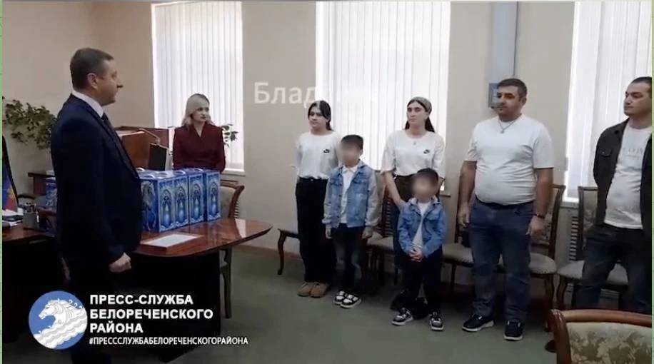 Счастливый Мустафа готовит плов: в Краснодарском крае трём семьям «новых россиян» вручили сертификаты на покупку жилья 