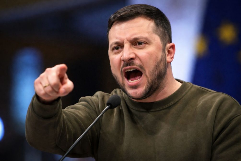 Зеленский под угрозой, дрон над городом, военный фон