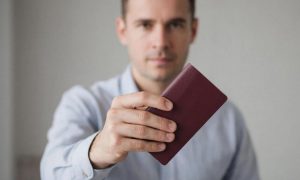 «Система давно устарела»: обязательную прописку в России могут отправить в прошлое